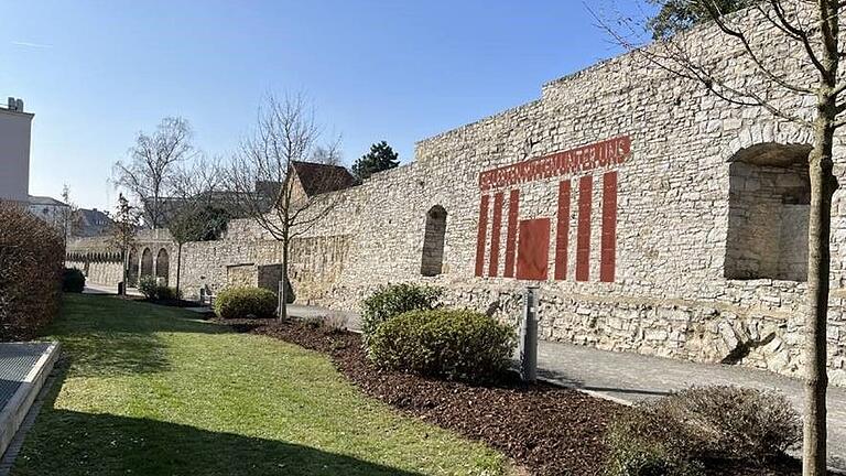 So soll das von der Initiative gegen das Vergessen geplante Mahnmal im Châteaudun-Park in Schweinfurt aussehen, das als Gedenkort für die Opfer des Nationalsozialismus dienen soll. So soll das von der Initiative gegen das Vergessen geplante Mahnmal im Châteaudun-Park in Schweinfurt aussehen, das als Gedenkort für die Opfer des Nationalsozialismus dienen soll.