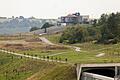 Der Streifen des künftigen Freizeitgeländes auf dem Katzenbergtunnel über der Autobahn, im Hintergrund die Autobahnraststätte Würzburg-Nord. Ein paar Bäume sind am Panorama-Weg zur Stadt hin schon gepflanzt worden, sonst ist noch nichts weiter passiert.