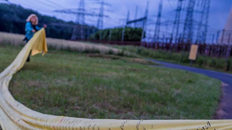 80 Meter lang ist ein Banner aus gefärbten Bettlaken, auf dem die Atomkraftgegnerinnen und -gegner aus der Region die 'Störfälle' im Atomkraftwerk Grafenrheinfeld aufgelistet haben. 80 Meter lang ist ein Banner aus gefärbten Bettlaken, auf dem die Atomkraftgegnerinnen und -gegner aus der Region die 'Störfälle' im Atomkraftwerk Grafenrheinfeld aufgelistet haben.