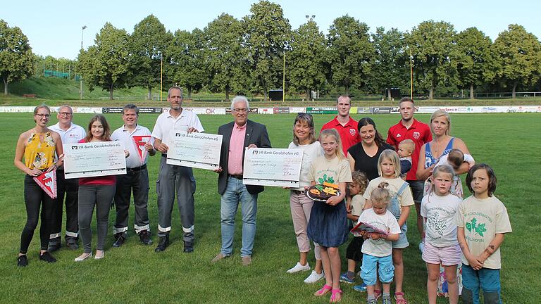 Bei der Spendenübergabe des FC Gerolzhofen an das Jugendrotkreuz, die BRK-Bereitschaft Gerolzhofen und den Waldkindergarten:
(von links) Mona Schmitt (Jugendrotkreuz), Friedel Tellert (BRK-Ehrenkreisbereitschaftsleiter), Christina Zinner (Jugendrotkreuz), Gerald Effertz (stellvertretender Bereitschaftsleiter), Jürgen Deues (Bereitschaftsleiter), Ansgar Willacker (1. Vorsitzender FC Gerolzhofen), Ulli Hillebrand (Kindergartenleitung), Christoph Herbig-Fleißner (Kapitän 1. Mannschaft), Carolin Baur (2. Vorsitzende Waldkindergarten), Timo Jopp (1. Mannschaft FC Gerolzhofen) und Isabell Groeger (1. Vorsitzende Waldkindergarten) gemeinsam mit einigen Kindern aus dem Waldkindergarten. Bei der Spendenübergabe des FC Gerolzhofen an das Jugendrotkreuz, die BRK-Bereitschaft Gerolzhofen und den Waldkindergarten:
(von links) Mona Schmitt (Jugendrotkreuz), Friedel Tellert (BRK-Ehrenkreisbereitschaftsleiter), Christina Zinner (Jugendrotkreuz), Gerald Effertz (stellvertretender Bereitschaftsleiter), Jürgen Deues (Bereitschaftsleiter), Ansgar Willacker (1. Vorsitzender FC Gerolzhofen), Ulli Hillebrand (Kindergartenleitung), Christoph Herbig-Fleißner (Kapitän 1. Mannschaft), Carolin Baur (2. Vorsitzende Waldkindergarten), Timo Jopp (1. Mannschaft FC Gerolzhofen) und Isabell Groeger (1. Vorsitzende Waldkindergarten) gemeinsam mit einigen Kindern aus dem Waldkindergarten.