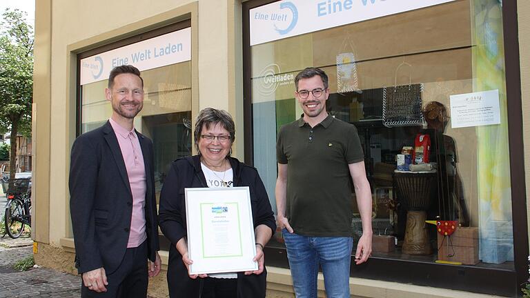 Die Stadt Gerolzhofen hat zum vierten Mal die Urkunde als 'Faitrade-Stadt' verliehen bekommen, die alle zwei Jahre nach Antrag verlängert werden muss. Im Bild vor dem Eine-Welt-Laden am Marktplatz sind (von links) Bürgermeister Thorsten Wozniak, Petra Aumüller vom Vorstand des Eine-Welt-Vereins und Stadtteilmanager Daniel Hausmann, der die Fairtrade-Steuerungsgruppe koordiniert, zu sehen. Die Stadt Gerolzhofen hat zum vierten Mal die Urkunde als 'Faitrade-Stadt' verliehen bekommen, die alle zwei Jahre nach Antrag verlängert werden muss. Im Bild vor dem Eine-Welt-Laden am Marktplatz sind (von links) Bürgermeister Thorsten Wozniak, Petra Aumüller vom Vorstand des Eine-Welt-Vereins und Stadtteilmanager Daniel Hausmann, der die Fairtrade-Steuerungsgruppe koordiniert, zu sehen.