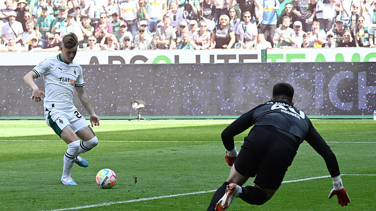 Borussia Mönchengladbach - FC Augsburg.jpeg       -  Mönchengladbachs Luca Netz erzielt das Tor zum 1:0, vorbei an Augsburgs Torhüter Tomas Koubek. Doch auf die Gegentore hatte er keinen Einfluss.