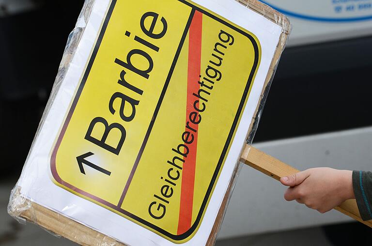 Barbie als Emanzipationshindernis: Ein Protestschild 2013 auf dem Berliner Alexanderplatz gegen das 'Barbie Dreamhouse'. Dort war damals drei Monate lang auf 2500 Quadratmetern eine Barbie-Erlebniswelt zu sehen.&nbsp;