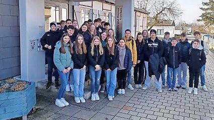 Die Schülerinnen und Schüler vor der Gedenkstätte Trutzhain       -  Die Schülerinnen und Schüler vor der Gedenkstätte Trutzhain