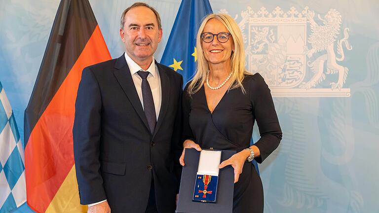 Bayerns Wirtschaftsminister Hubert Aiwanger hat IHK-Präsidentin Caroline Trips mit dem Bundesverdienstkreuz ausgezeichnet. Bayerns Wirtschaftsminister Hubert Aiwanger hat IHK-Präsidentin Caroline Trips mit dem Bundesverdienstkreuz ausgezeichnet.