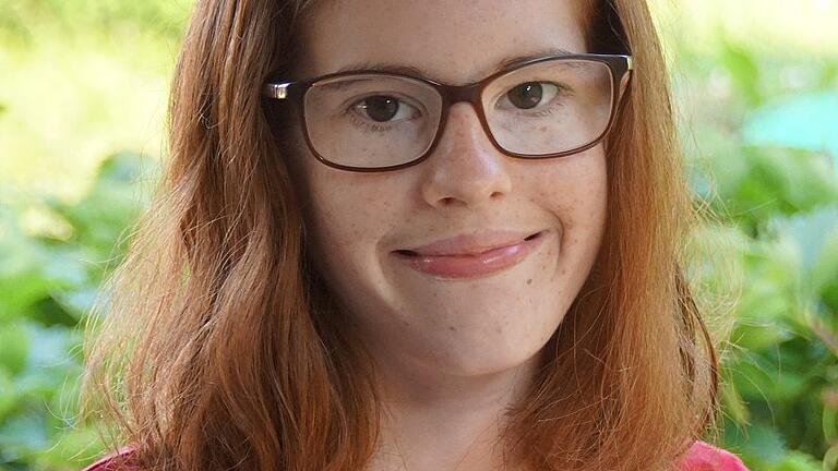 Maria hat sich an ihre neue Frisur gewöhnt und hat ein gutes Gefühl bei dem Gedanken daran, dass sie damit zu einem guten Zweck beigetragen hat. Maria hat sich an ihre neue Frisur gewöhnt und hat ein gutes Gefühl bei dem Gedanken daran, dass sie damit zu einem guten Zweck beigetragen hat.