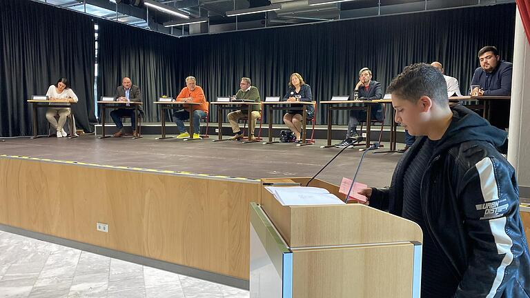 Ein Schüler der achten Klasse stellt seine Frage an die Bundestagskandidaten. Auf dem Podium von links: Jessica Klug (FW), Bernd Rützel (SPD), Werner Jannek (FDP), Thilo Schneider (LKR), Sabine Schmitt (Basis), Andreas Adrian (Linke), Alexander Hoffmann (CSU) und Niklas Wagner (Grüne). Ein Schüler der achten Klasse stellt seine Frage an die Bundestagskandidaten. Auf dem Podium von links: Jessica Klug (FW), Bernd Rützel (SPD), Werner Jannek (FDP), Thilo Schneider (LKR), Sabine Schmitt (Basis), Andreas Adrian (Linke), Alexander Hoffmann (CSU) und Niklas Wagner (Grüne).