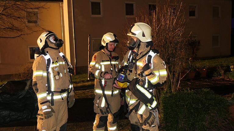 Mehrere Trupps Atemschutzgeräteträger waren bei dem Zimmerbrand gefordert. Mehrere Trupps Atemschutzgeräteträger waren bei dem Zimmerbrand gefordert.