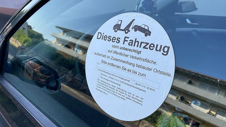 Geparkt und nicht mehr abgeholt: Seit rund einem halben Jahr parkt dieser PKW an der Wertheimer Straße in Altfeld am Straßenrand. Geparkt und nicht mehr abgeholt: Seit rund einem halben Jahr parkt dieser PKW an der Wertheimer Straße in Altfeld am Straßenrand.