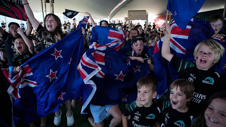 37. America's Cup       -  Jubel für Neuseeland: Erstmals gewann ein Team dreimal den America's Cup in Folge.