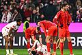 Bayern München - RB Leipzig       -  Benjamin Henrichs (M) liegt schwer verletzt am Boden.