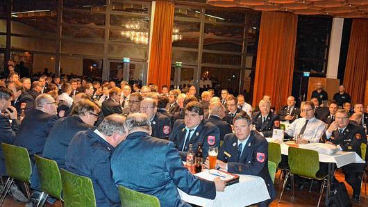 Große Versammlung der Feuerwehren im Landkreis: Im Hofheimer Haus des Gastes gab es 106 Stimmberechtigte.