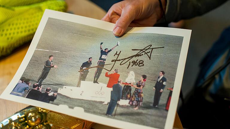 Legendäre Geste: Nach seinem Olympiasieg 1968 demonstrierte Tommie Smith bei der Ehrung gegen die Diskriminierung der Afroamerikaner in den USA. Das Foto hat er für Puma-Mitarbeiter Helmut Fischer signiert. Legendäre Geste: Nach seinem Olympiasieg 1968 demonstrierte Tommie Smith bei der Ehrung gegen die Diskriminierung der Afroamerikaner in den USA. Das Foto hat er für Puma-Mitarbeiter Helmut Fischer signiert.