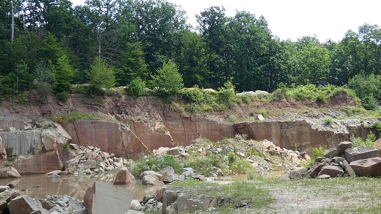 Der Steinbrecher-Wanderweg führt unter anderem oberhalb des Sander Steinbruchs auf dem Hermannsberg entlang. Der Steinbrecher-Wanderweg führt unter anderem oberhalb des Sander Steinbruchs auf dem Hermannsberg entlang.