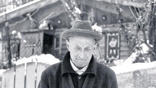 &bdquo;Ich hab keinem wehgetan&ldquo;: Johann Reichhart Ende der 60er Jahre. Deutschlands meistbeschäftigter Scharfrichter versuchte sich in der letzten Phase seines Lebens als Hundezüchter. Er starb 1972 in einem Pflegeheim in Dorfen bei Erding.