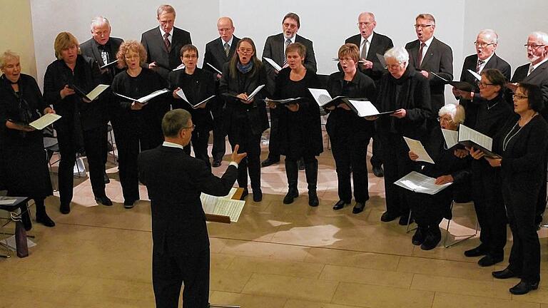 Geistliches Konzert: Unter dem Motto „Cantate Domino“ traten das 1994 von Kirchenmusikdirektor Reiner Gaar gegründete Ensemble „Musici Cantantes“ und die Organistin Ulrike Heubeck in der Erlöserkirche auf. Geistliches Konzert: Unter dem Motto „Cantate Domino“ traten das 1994 von Kirchenmusikdirektor Reiner Gaar gegründete Ensemble „Musici Cantantes“ und die Organistin Ulrike Heubeck in der Erlöserkirche auf.