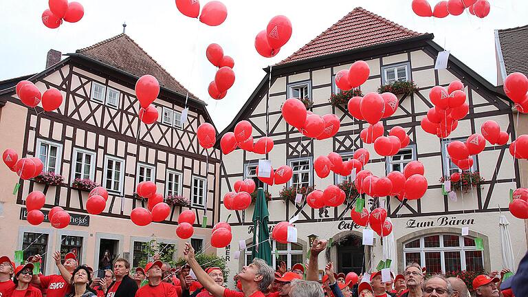 Feuerrote Luftballons ließen die Mitarbeiter der Firma Remog am vergangenen Freitag bei der Kundgebung steigen. Foto: Dieter Britz       -  Feuerrote Luftballons ließen die Mitarbeiter der Firma Remog am vergangenen Freitag bei der Kundgebung steigen. Foto: Dieter Britz