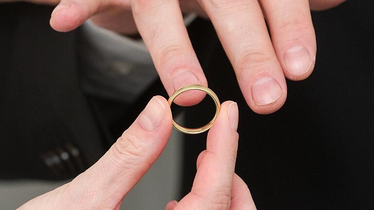 Wenn katholische Priester heiraten möchten, dann werden sie von der Kirche 'in die Wüste geschickt', sagt Elmar Büttner. Er war Priester der Diözese Würzburg, hat sich jedoch für eine Frau entschieden.