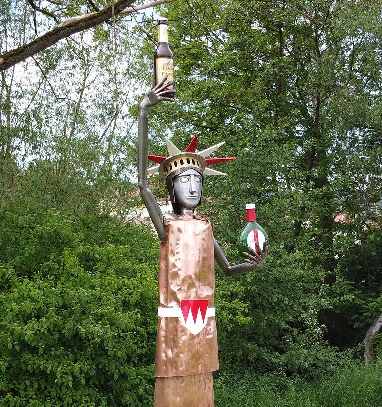 Am östlichen Ortseingang von Thüngen grüßt neuerdings am Fahrradweg diese Metallstatue von Werner Seubert Besucher und Einheimische. Am östlichen Ortseingang von Thüngen grüßt neuerdings am Fahrradweg diese Metallstatue von Werner Seubert Besucher und Einheimische.