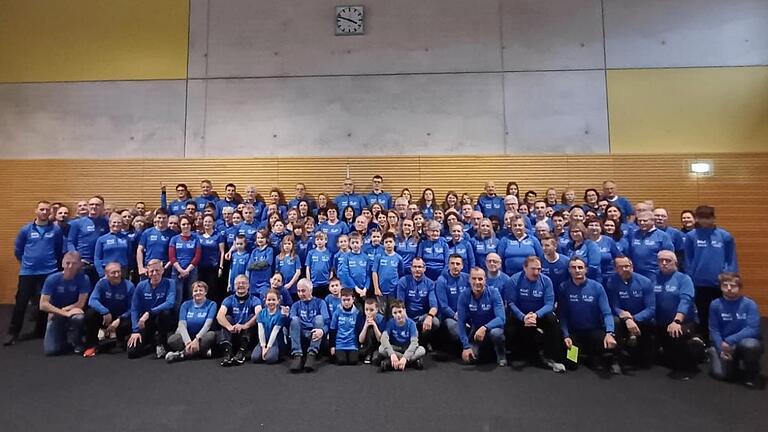 Ein großer Teil der RGC-Lauffamilie in den neuen blauen Laufshirts. Ein großer Teil der RGC-Lauffamilie in den neuen blauen Laufshirts.