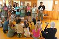 Kinder und Betreuende bedankten sich bei Literaturpädagogin Christine Wörsching (Mitte, grün gewandet) für den kreativen Vormittag.