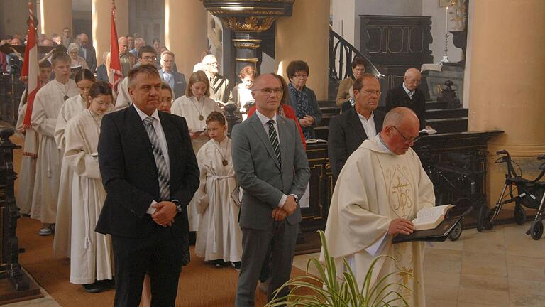 Vor der Eröffnung des weinkulinarischen Spaziergangs feierten die Katholiken den Anlass der Kirchweih mit einem Festgottesdienst. Vor der Eröffnung des weinkulinarischen Spaziergangs feierten die Katholiken den Anlass der Kirchweih mit einem Festgottesdienst.