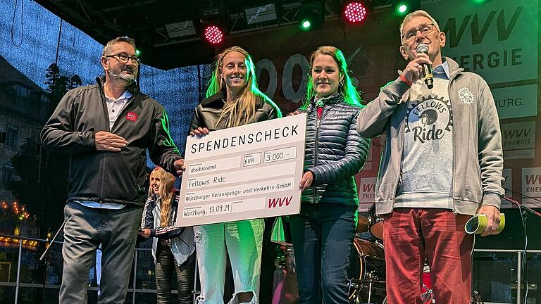 Spendenübergabe auf dem Stadtfest in Würzburg