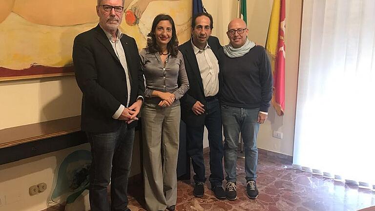 Die Stadträte Antonino Pecoraro (links) und Emanuele La Rosa (2.v.r.) mit den italienischen Assessoren der Stadt Syrakus Silvia Spadaro und Gaetano Azzia. Die Stadträte Antonino Pecoraro (links) und Emanuele La Rosa (2.v.r.) mit den italienischen Assessoren der Stadt Syrakus Silvia Spadaro und Gaetano Azzia.
