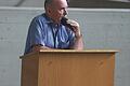 Am Rednerpult in der Aula der Realschule in Bad Königshofen: Rainer Eppelmann (74). Er war 1990 Minister für Abrüstung und Verteidigung der letzten DDR-Regierung und für die CDU Mitglied des deutschen Bundestages von 1991 bis 2005.