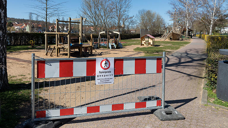 Wie sieht es wegen der Ausgangsbeschränkung im Moment auf den sonst belebten Plätzen in Mainfranken aus? Blick auf die Mainlände in Veitshöchheim am Sonntag (22.03.20) gegen 13.15 Uhr.  Der Spielplatz vor Ort ist gesperrt.