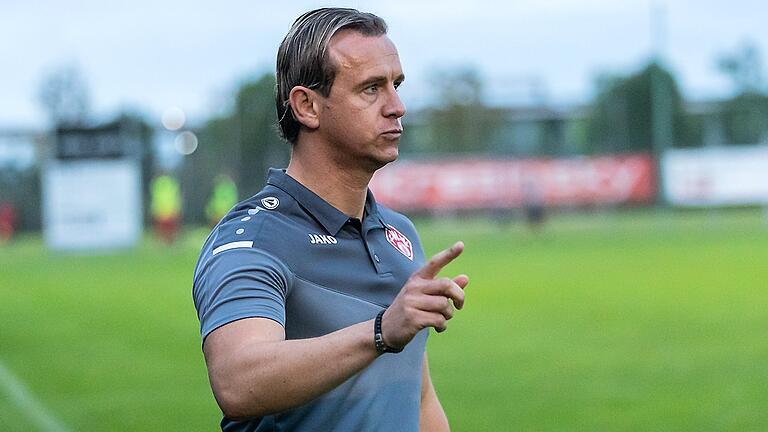 Marc Reitmaier trainiert die U-17-Junioren der Würzburger Kickers. Die Mannschaft spielt in der Bayernliga Meisterrunde um den Aufstieg in die Bundesliga. Favoriten sind Bayern München II und Jahn Regensburg, zugleich sind es die ersten beiden Gegner der Kickers. Marc Reitmaier trainiert die U-17-Junioren der Würzburger Kickers. Die Mannschaft spielt in der Bayernliga Meisterrunde um den Aufstieg in die Bundesliga. Favoriten sind Bayern München II und Jahn Regensburg, zugleich sind es die ersten beiden Gegner der Kickers.