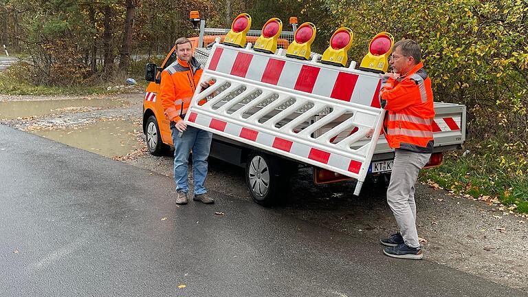 Die Sperrung der sogenannten Panzerstraße zwischen Kitzingen und Großlangheim, die durch den Klosterforst führt, ist am Donnerstagmorgen aufgehoben worden. Sie kann ab sofort als Umleitungsstrecke im Landkreis Kitzingen genutzt werden. Die Sperrung der sogenannten Panzerstraße zwischen Kitzingen und Großlangheim, die durch den Klosterforst führt, ist am Donnerstagmorgen aufgehoben worden. Sie kann ab sofort als Umleitungsstrecke im Landkreis Kitzingen genutzt werden.