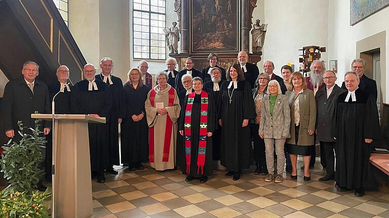 Die Kirchengemeinde Obernbreit hieß Pfarrerin Beate Krämer nach ihrer offiziellen Amtseinführung durch Dekanin Kerstin Baderschneider willkommen.