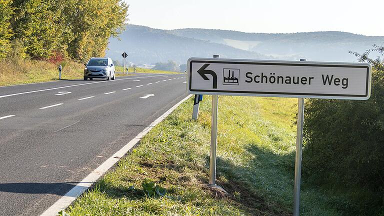 Die Zufahrt zum seit einigen Jahren bestehenden Industrie- und Gewerbegebiet der Gemeinde Karsbach am Schönauer Weg ist nun seit wenigen Tagen an der Abzweigung von der Staatsstraße durch das Straßenbauamt offiziell beschildert worden. Die Zufahrt zum seit einigen Jahren bestehenden Industrie- und Gewerbegebiet der Gemeinde Karsbach am Schönauer Weg ist nun seit wenigen Tagen an der Abzweigung von der Staatsstraße durch das Straßenbauamt offiziell beschildert worden.