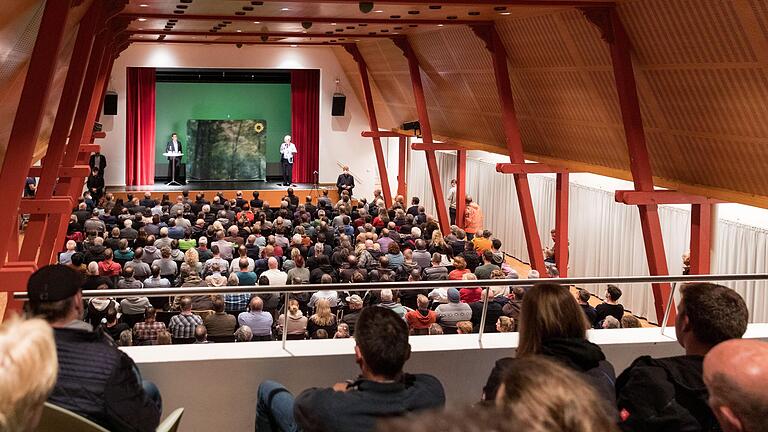 Rund 450 Besucherinnen und Besucher verfolgten die Diskussion von Landwirtschaftsminister Cem Özdemir mit Landwirten. Rund 450 Besucherinnen und Besucher verfolgten die Diskussion von Landwirtschaftsminister Cem Özdemir mit Landwirten.