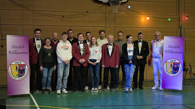 Im Bild zu sehen sind die Geehrten (von links): Niklas Marker, Manuela Rössner, Stefan Butterhof, Marius Röder, Oliver Gößmann, Sebastian Niklaus, Sitzungspräsident Gerhard Schleyer, Nina Wald, Jan Werhass, Günter Ludwig, Martin Kraus, Maja Mahlmeister, Bezirksbeirat Jürgen Förster, 1. Vorstand Peter Halbig. Im Bild zu sehen sind die Geehrten (von links): Niklas Marker, Manuela Rössner, Stefan Butterhof, Marius Röder, Oliver Gößmann, Sebastian Niklaus, Sitzungspräsident Gerhard Schleyer, Nina Wald, Jan Werhass, Günter Ludwig, Martin Kraus, Maja Mahlmeister, Bezirksbeirat Jürgen Förster, 1. Vorstand Peter Halbig.
