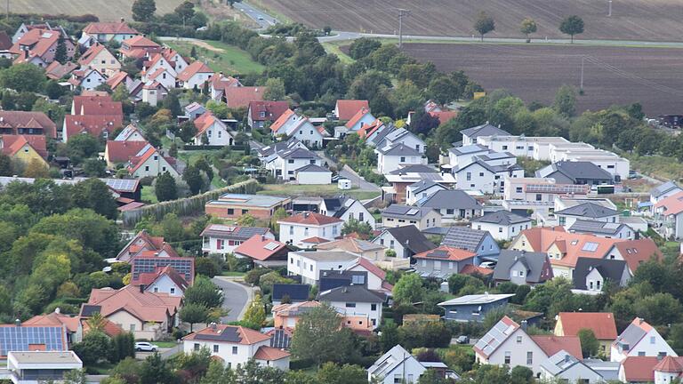 27 von 35 Grundstücken sind im Baugebiet 'Schlossgrund' bereits bebaut, auch die Lärmschutzwände zum Weingut und zur Straße sind errichtet. Nach einer Gerichtsentscheidung muss aber die Bauleitplanung neu gemacht werden.