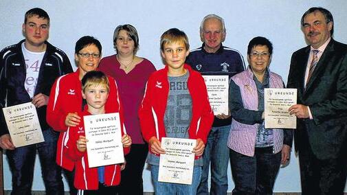 Ausgezeichnete Sportler (von links): Der Schwimmer Lukas Zeller, die Kunstradfahrer Niklas und Hannes Marquart mit Trainerin Karin Bergmann sowie die Privatkegler Sabrina Gallmann, Werner Seufert und Roswitha Winkler. Ausgezeichnete Sportler (von links): Der Schwimmer Lukas Zeller, die Kunstradfahrer Niklas und Hannes Marquart mit Trainerin Karin Bergmann sowie die Privatkegler Sabrina Gallmann, Werner Seufert und Roswitha Winkler.