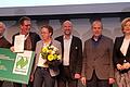 Das Schloss Gut Obbach erhielt den Bundespreis Ökologischer Landbau 2020. Bundeslandwirtschaftsministerin Julia Klöckner (rechts) überreichte die Auszeichnung auf der Grünen Woche in Berlin an (von links) Gutsbesitzer Georg Schäfer, das Betriebsleiter-Paar Bernhard Schreyer und Petra Sandjohann sowie die Gutsbesitzer Andreas und Christian Schäfer.