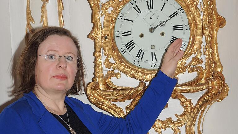 Eine Standuhr in Weiß und Gold ist das Lieblingsstück von Schlossführerin Valentina Hoppe.