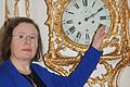 Eine Standuhr in Weiß und Gold ist das Lieblingsstück von Schlossführerin Valentina Hoppe.