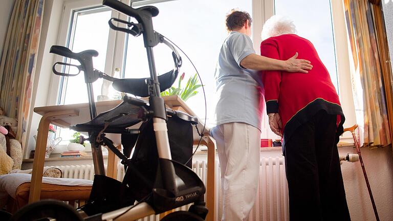 Bessere Bedingungen für Pflegeberufe: Über dieses Thema unterhielten sich Schweinfurts Diakoniechef Jochen Keßler-Rosa und stellvertretende ver.di-Bezirksgeschäftsfüherin Marietta Eder. Bessere Bedingungen für Pflegeberufe: Über dieses Thema unterhielten sich Schweinfurts Diakoniechef Jochen Keßler-Rosa und stellvertretende ver.di-Bezirksgeschäftsfüherin Marietta Eder. 