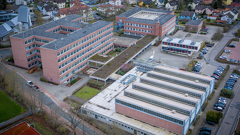 Hat der Landkreis ausreichend Finanzmittel, um Gymnasium (links im Bild), Realschule (oben Mitte) und Main-Spessart-Halle (unten rechts) abzureißen und neu zu bauen? Hat der Landkreis ausreichend Finanzmittel, um Gymnasium (links im Bild), Realschule (oben Mitte) und Main-Spessart-Halle (unten rechts) abzureißen und neu zu bauen?