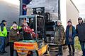 Die Ukraine-Hilfe Karlstadt hat den 40. und 41. Lkw mit Geschenken für Kinder und Hilfsgütern in die Ukraine geschickt. Beim Verladen halfen (von links) Rudi Gosdschan, Ralph Eisermann, Holger Milosevic, Anja Baier und Dr. Igor Turin.