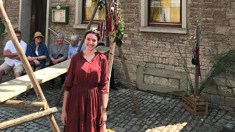 Auch Weinprinzessin Julia II. aus Neuses am Berg schaute vorbei. Auch Weinprinzessin Julia II. aus Neuses am Berg schaute vorbei.