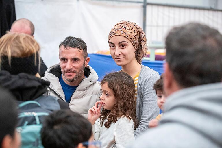 Das kurdische Ehepaar Pinar und Abbas hat sein ganzes Hab und Gut für die Schleuser veräußert, um mit den beiden kleinen Töchtern nach Deutschland zu kommen. Das kurdische Ehepaar Pinar und Abbas hat sein ganzes Hab und Gut für die Schleuser veräußert, um mit den beiden kleinen Töchtern nach Deutschland zu kommen.