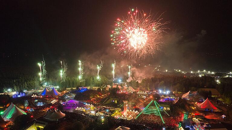 Technofestival Nature One 2024 - Ein Feuerwerk erleuchtet das Gelände des Technofestivals Nature One auf der ehemaligen US-Raketenbasis Pydna. Technofestival Nature One 2024 - Ein Feuerwerk erleuchtet das Gelände des Technofestivals Nature One auf der ehemaligen US-Raketenbasis Pydna.