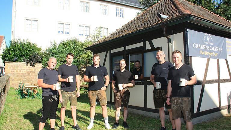 Der Verein 'Zum Wohl Gerolzhofen' eröffnet am 30. August den ehrenamtlich geführte Biergarten Grabenschänke in Gerolzhofen. Norbert Röder (von links), Philipp Schmitt, Dominik Brietz, Florian Antretter, Felix Krauß (im Fenster), Philipp Vollmann und Stefan Bößner zählen zu den ehrenamtlichen Helfern. Der Verein 'Zum Wohl Gerolzhofen' eröffnet am 30. August den ehrenamtlich geführte Biergarten Grabenschänke in Gerolzhofen. Norbert Röder (von links), Philipp Schmitt, Dominik Brietz, Florian Antretter, Felix Krauß (im Fenster), Philipp Vollmann und Stefan Bößner zählen zu den ehrenamtlichen Helfern.