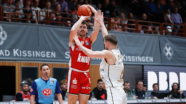 Eng bewacht: Zac Seljaas von den Würzburg Baskets bekommt in der aktuellen Saison nicht mehr so viele Freiräume von den Gegnern. Eng bewacht: Zac Seljaas von den Würzburg Baskets bekommt in der aktuellen Saison nicht mehr so viele Freiräume von den Gegnern.
