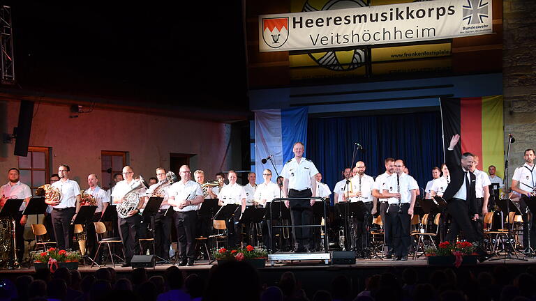Mit einem Konzert auf der Burg Brattenstein eröffnete das Heeresmusikkorps Veitshöchheim die Frankenfestspiele Röttingen.